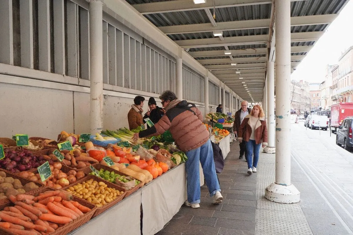 Le marché couvert Victor Hugo, face à l'hôtel